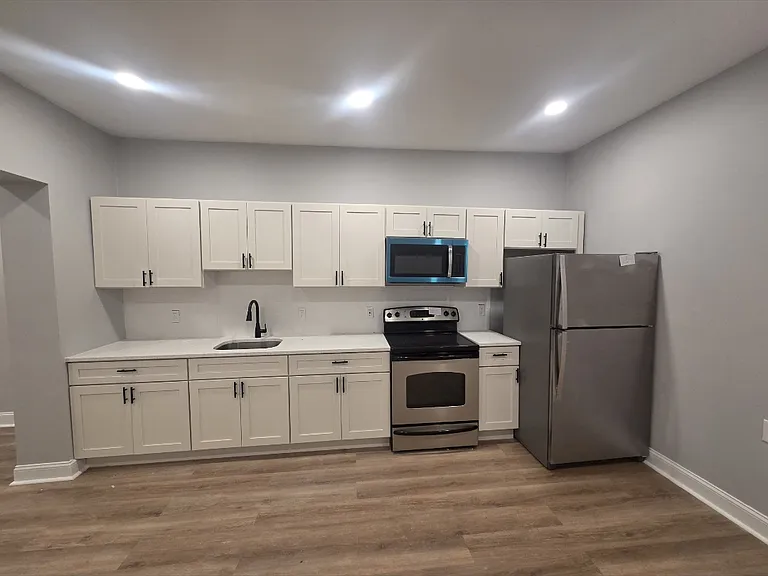 421 N Kenwood Ave — Photo 1