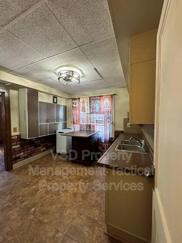 3 bed, 1.0 bath, 1350 sqft, $1,395 — Photo 2