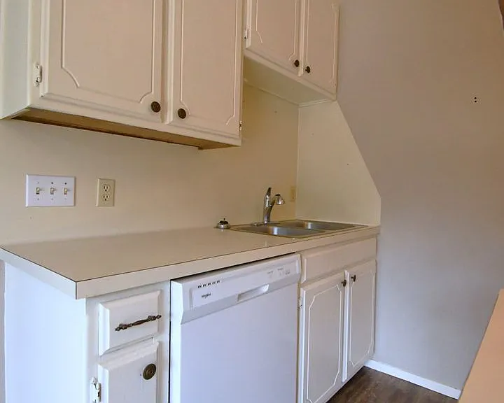 201 Parklane Dr — Photo 10
