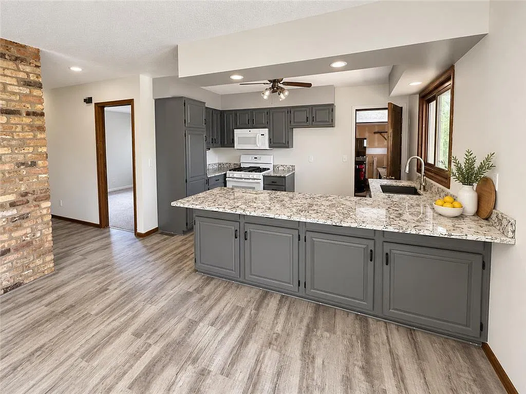 3 bed, 2.0 bath, 1888 sqft, $2,600 — Photo 2
