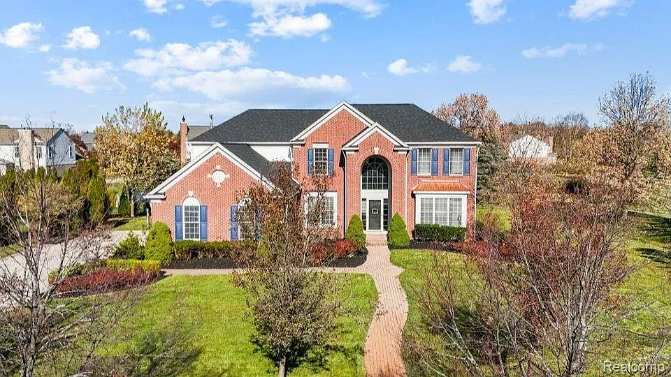 48772 Central Park Dr photo 1