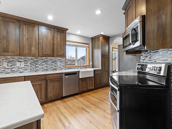 5th image of 1027 SE Strebin Rd