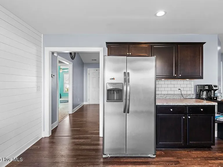 301 Pine Ridge Ln — Photo 10