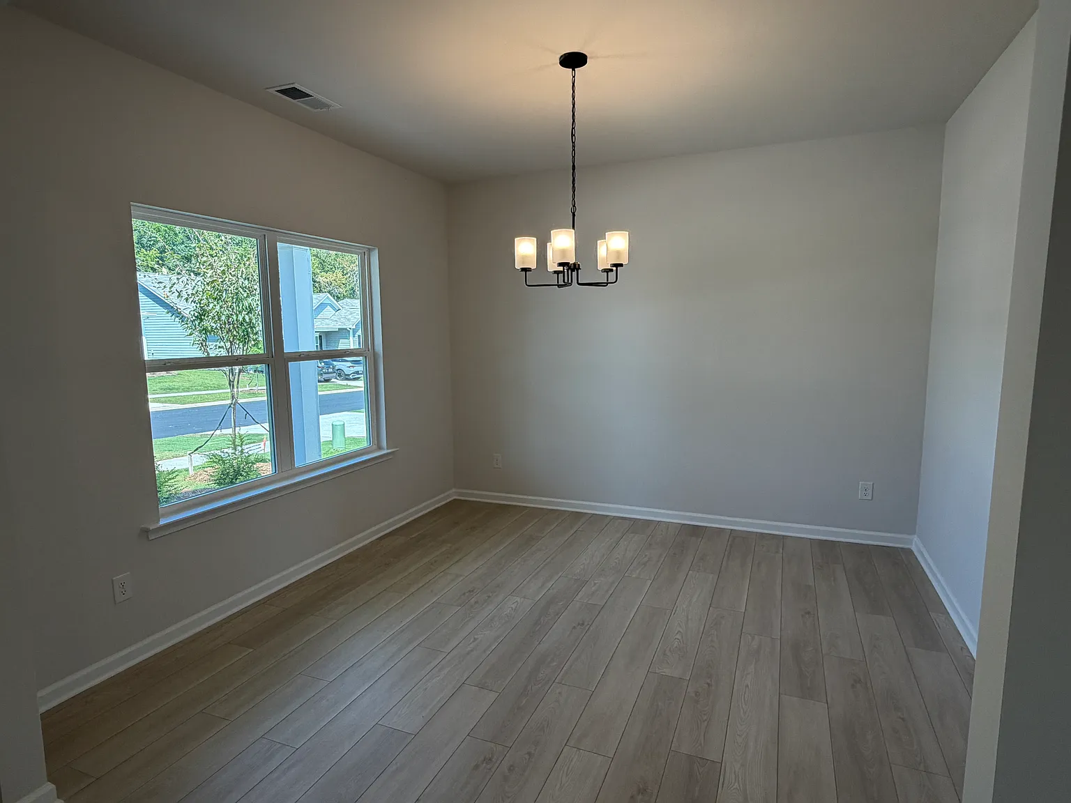 4 bed, 2.5 bath, 2372 sqft, $2,400 — Photo 4