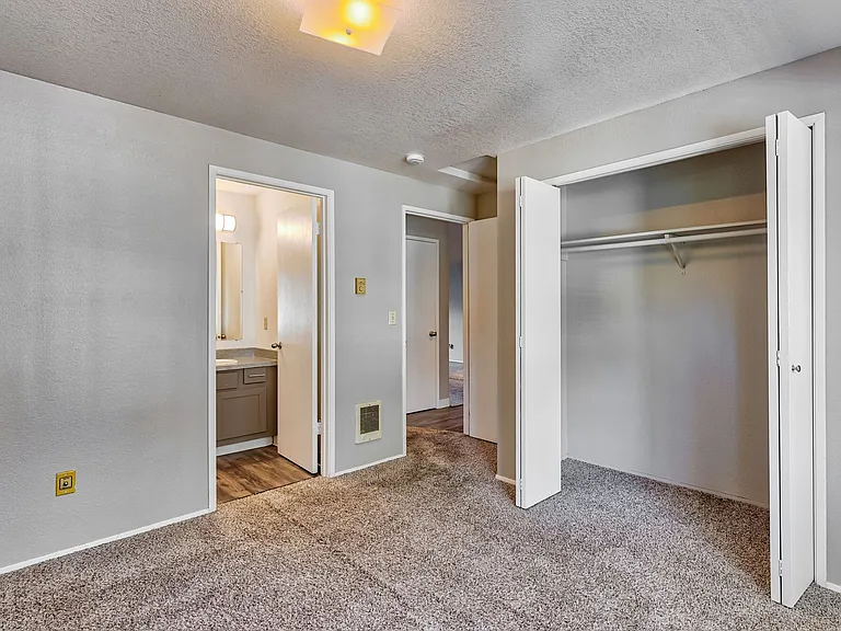 Evergreen Apartments — Photo 9