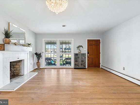5th image of 33 Fox Rock Dr
