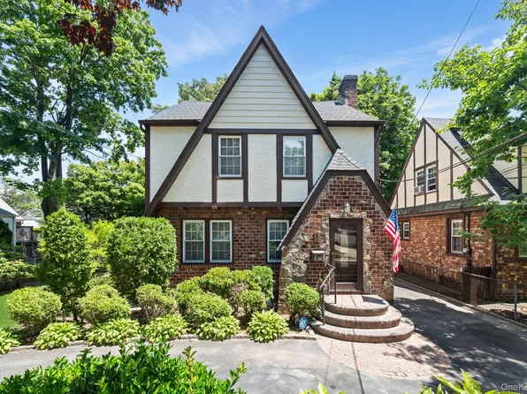 36 Lafayette Avenue, Lynbrook, NY 11563