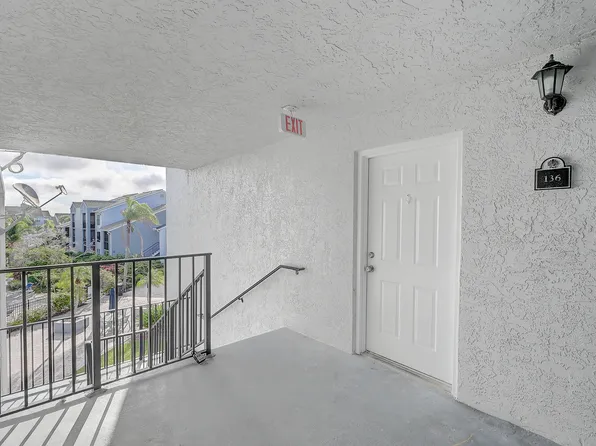 13521 Eagle Ridge Dr, Fort Myers, FL