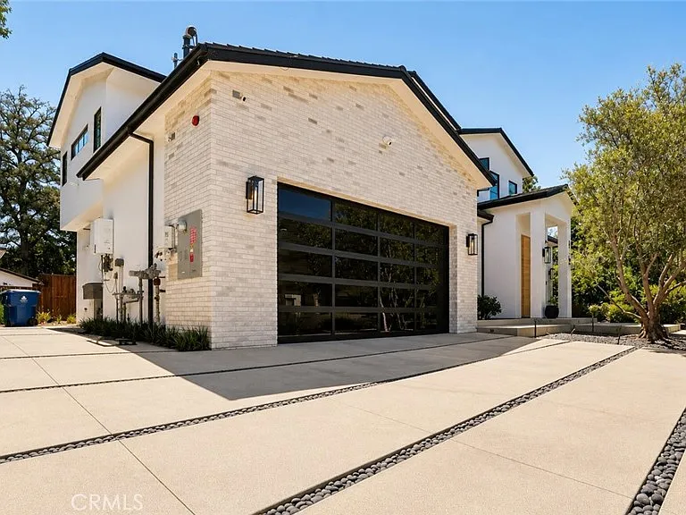 5050 Arundel Dr — Photo 3