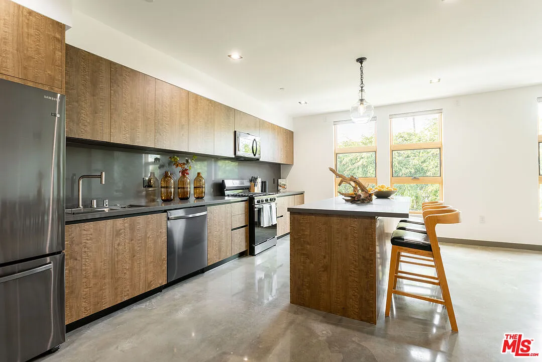 2 bed, 2.5 bath, 1448 sqft, $8,995 — Photo 4