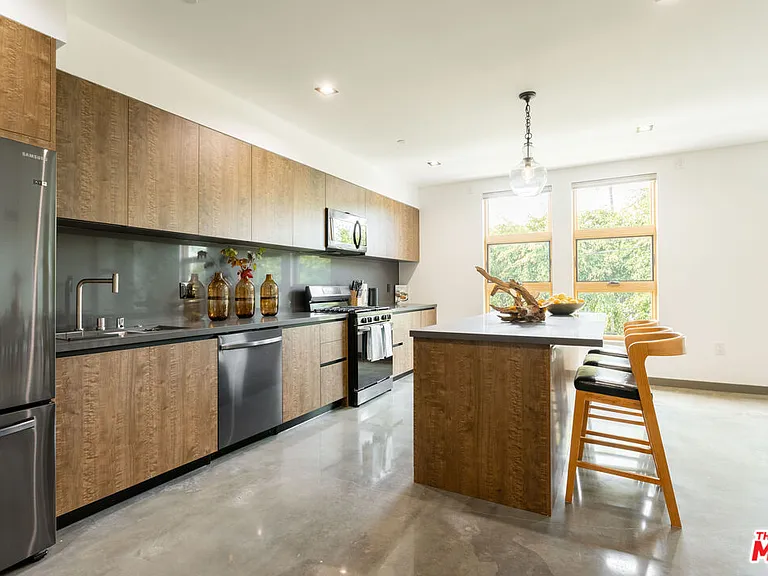 547 N Sweetzer Ave #303 — Photo 4