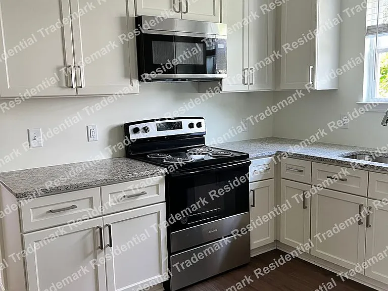 109 Avondale Ave — Photo 5