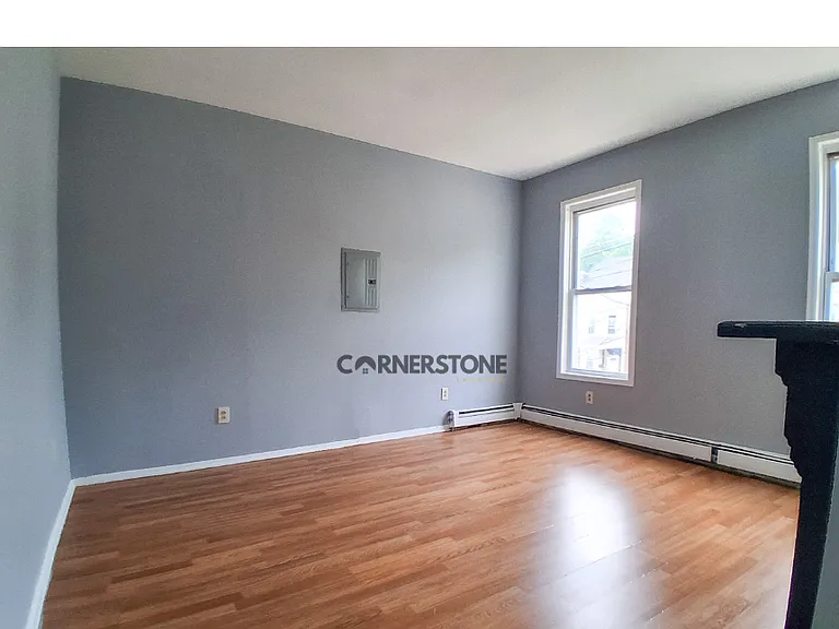 7 N Straight St — Photo 4