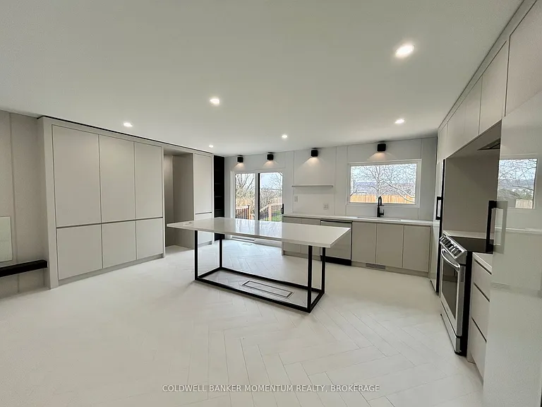 413 Queenston Rd — Photo 10