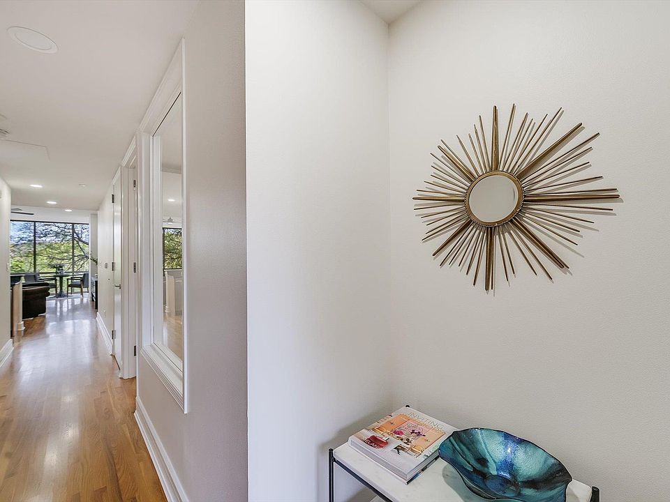 1st image of 901 W 9th St APT 203