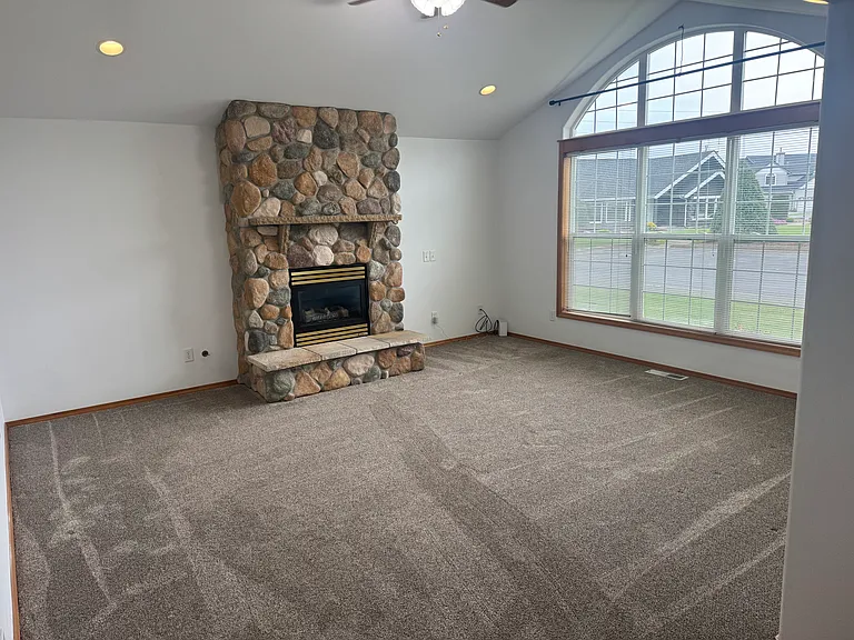 2261 James Cir — Photo 3