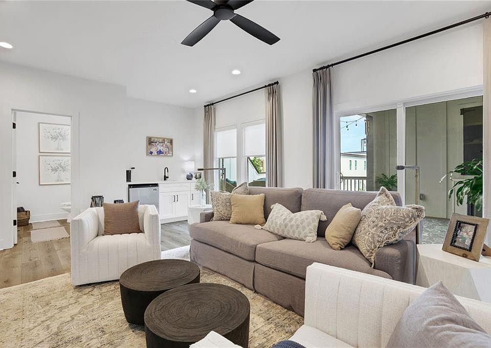 1st image of 358 Clarendon Ct SE