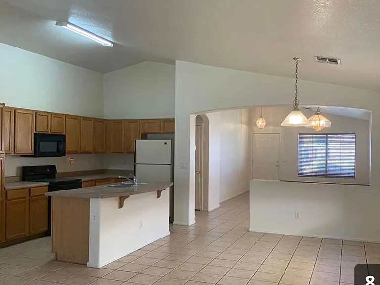 978 E Monteleone St — Photo 3