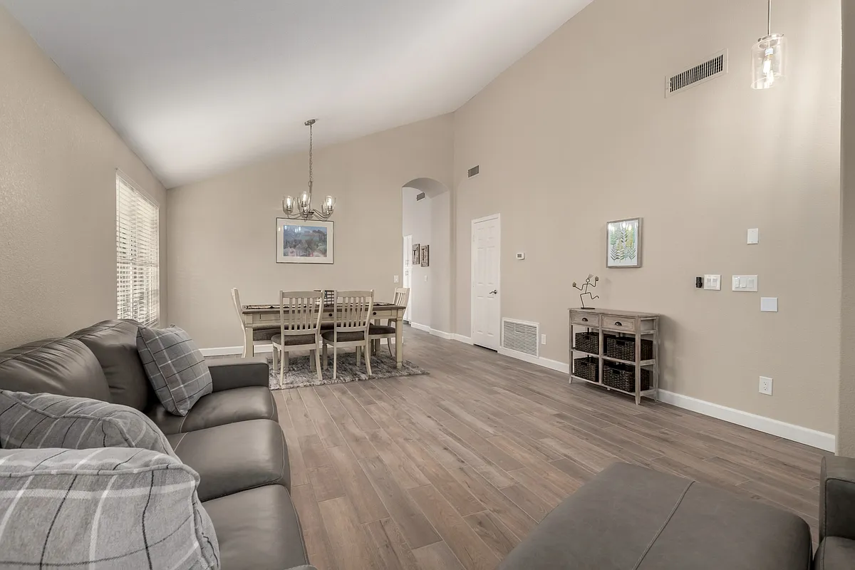 Living Room - 6537 E Snowdon St