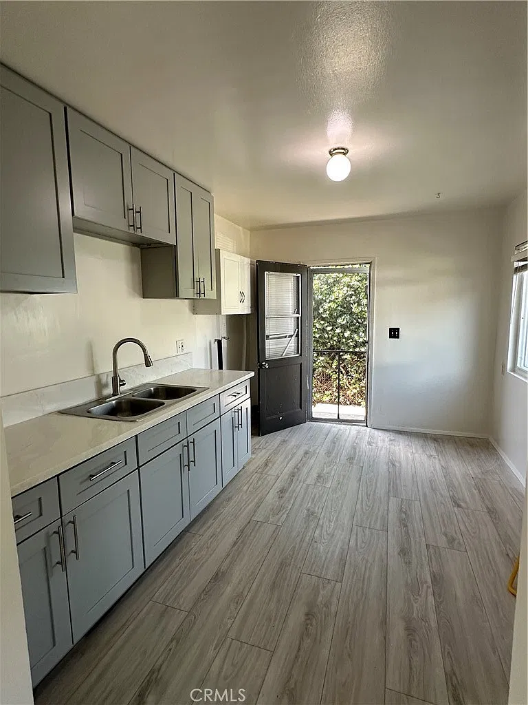 2 bed, 650 sqft, $2,300 — Photo 4
