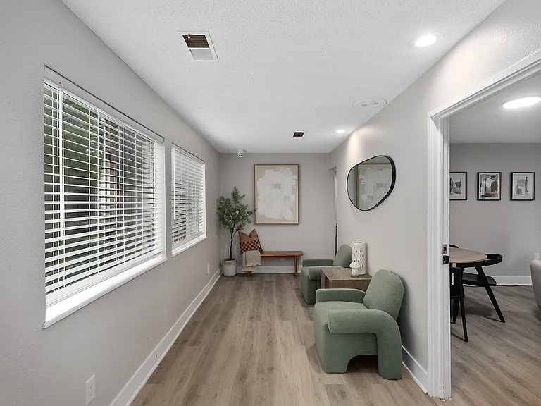 Robin Hill Apartments — Photo 13