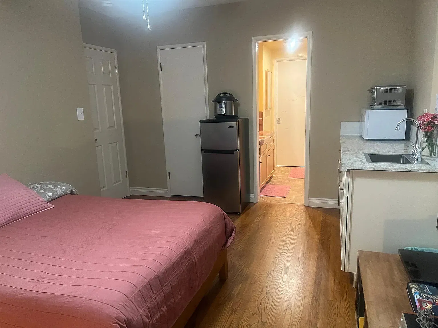 Studio, 400 sqft, $1,600 — Photo 3