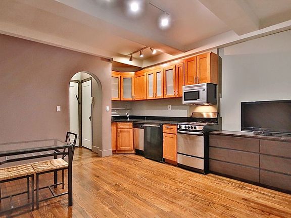 3rd image of 11 Waverly Pl APT 3N