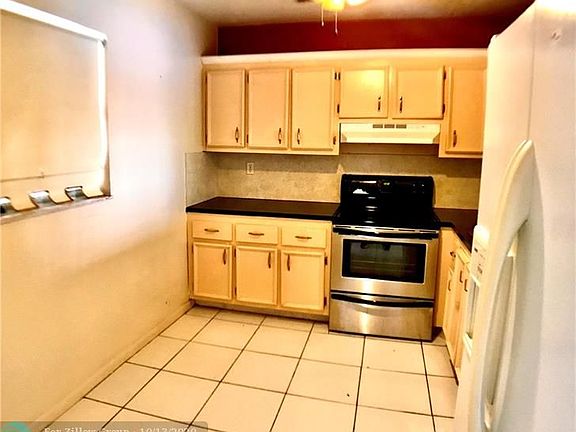 3rd image of 2850 Somerset Dr APT 215L