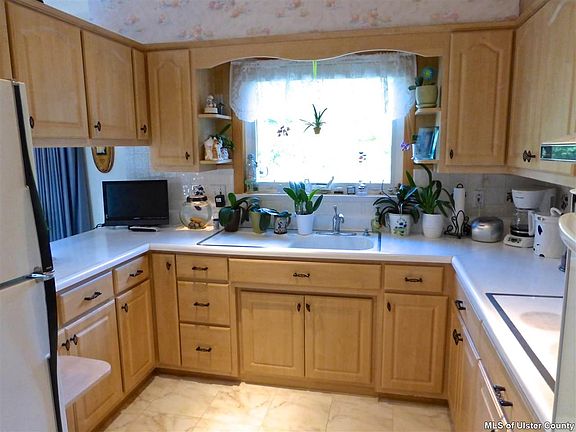 4th image of 28 Cherry Hill Rd