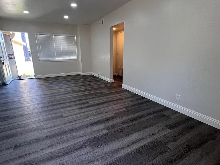 915 E Wingate St — Photo 13