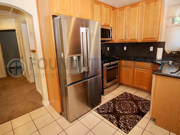 130 Suffield Ave — Photo 11