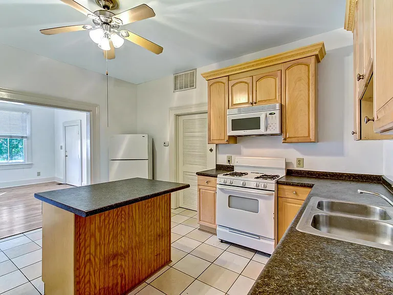 206 W Henry St #A — Photo 2
