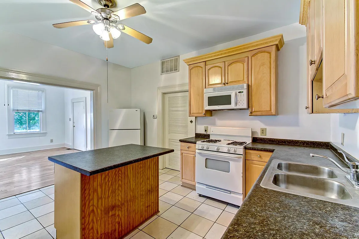 Building Photo - 206 W Henry St #A