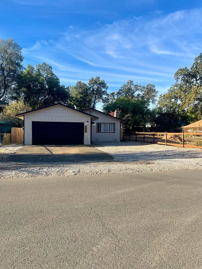 3 Bed 2 Bath House Is Shasta Lake — Photo 1