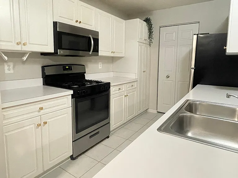 10016 Vanderbilt Cir #9 — Photo 3