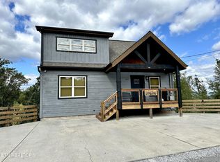 807 Crestwood Ln, Gatlinburg, TN 37738