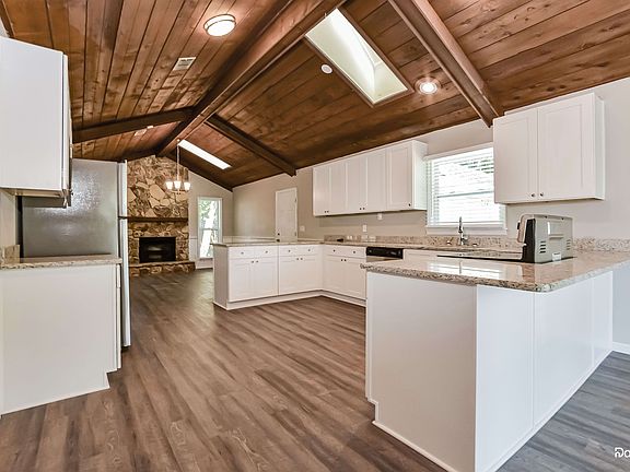 2nd image of 712 Coachlight Dr