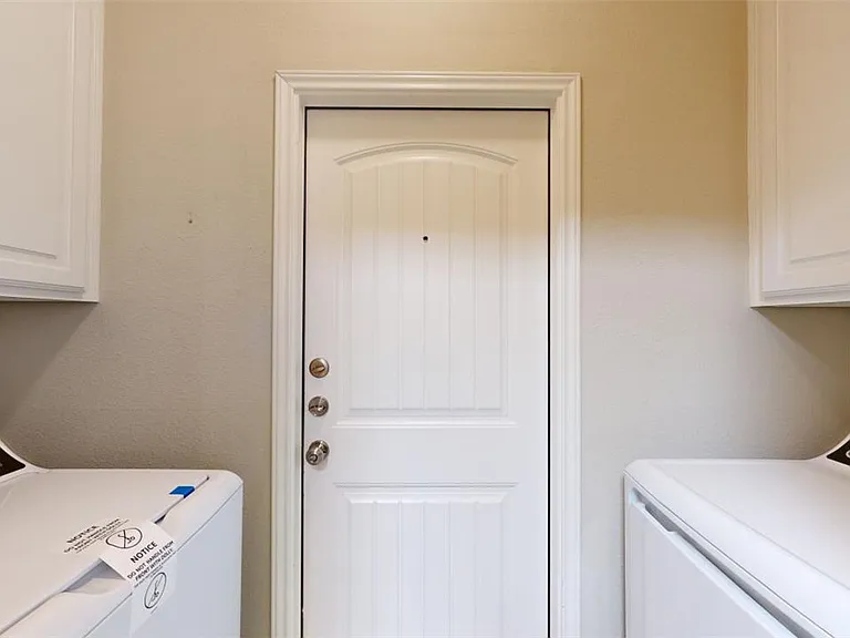 3805 Silverthorne Ln — Photo 26