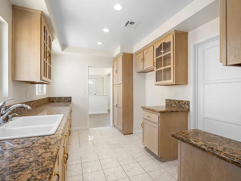 6607 Riverton Ave — Photo 11