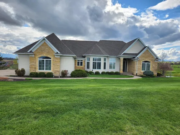 2083 Wedgewood Dr, Dubuque, IA 52002