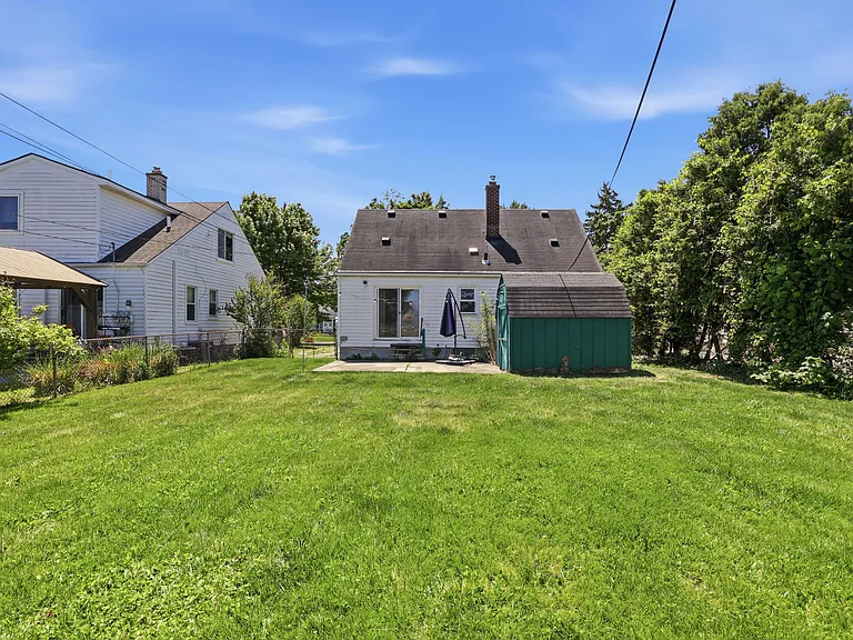 W Windemere Ave — Photo 2