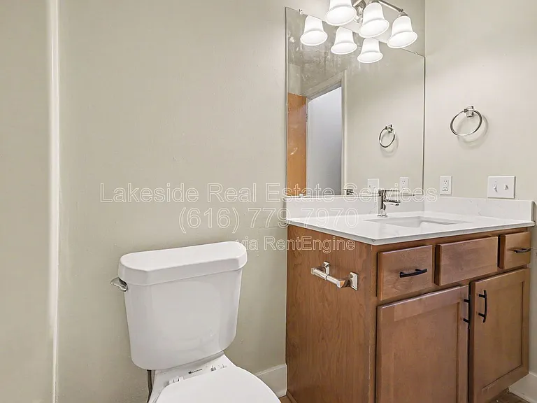 Maple Leaf Apartments — Photo 73