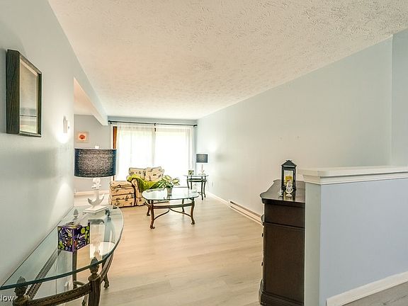 3rd image of 6332 Forest Park Dr