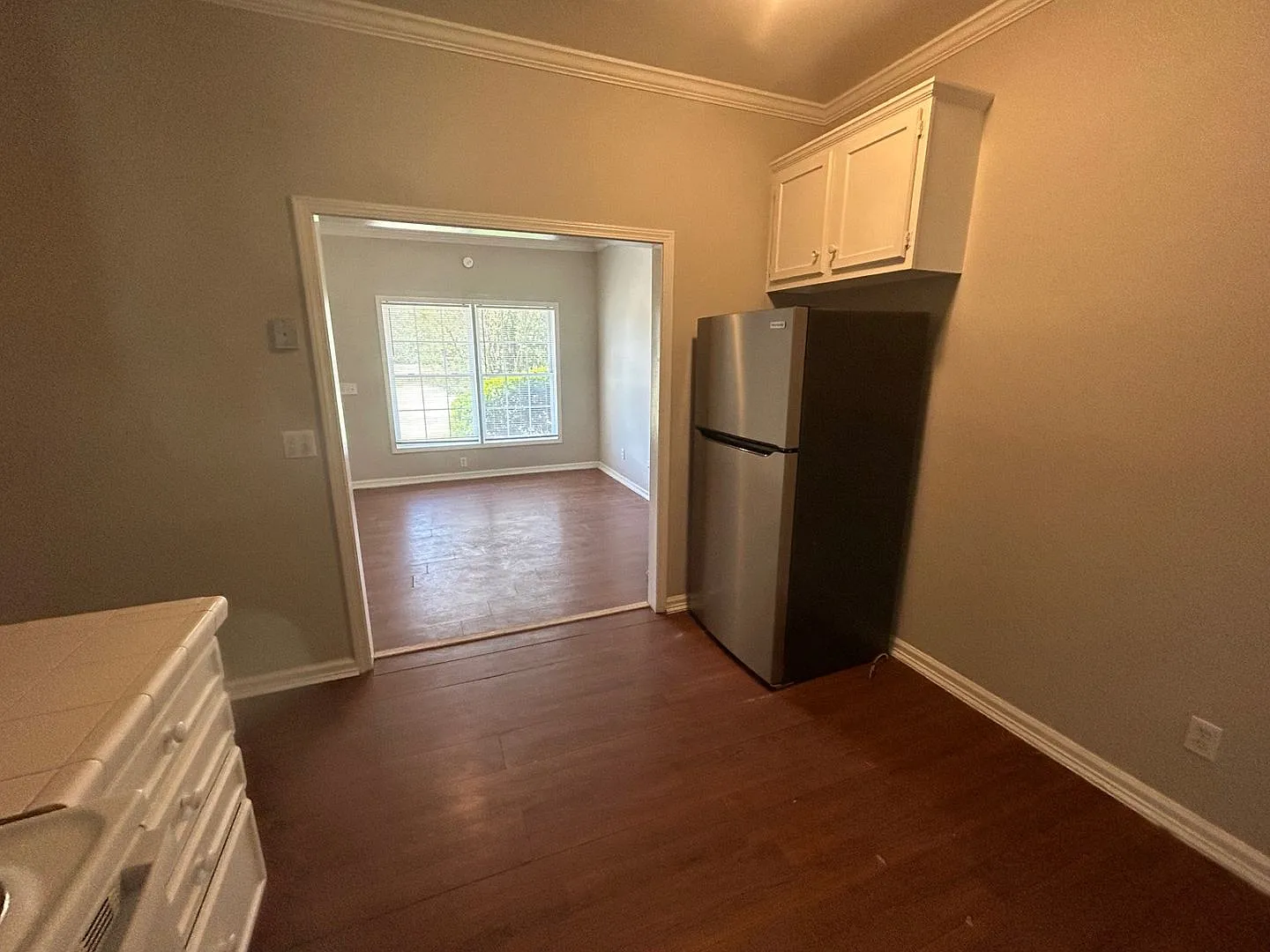 Available Now 3 Bedroom / 2 Bathroom Duplex In Elgin! — Photo 4