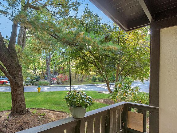 3rd image of 44 Foxwood Dr APT 5