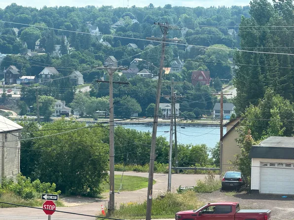 304 Quincy St #2, Hancock, MI 49930