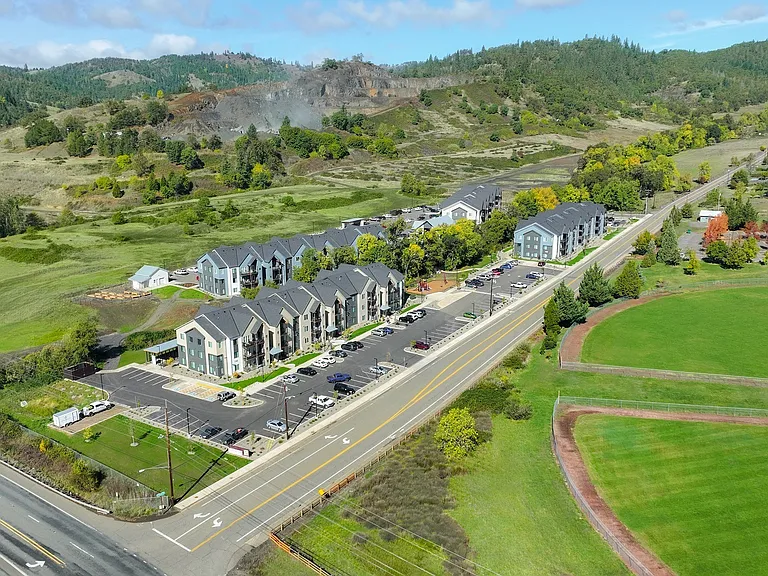 Sunshine Park Apartments — Photo 18