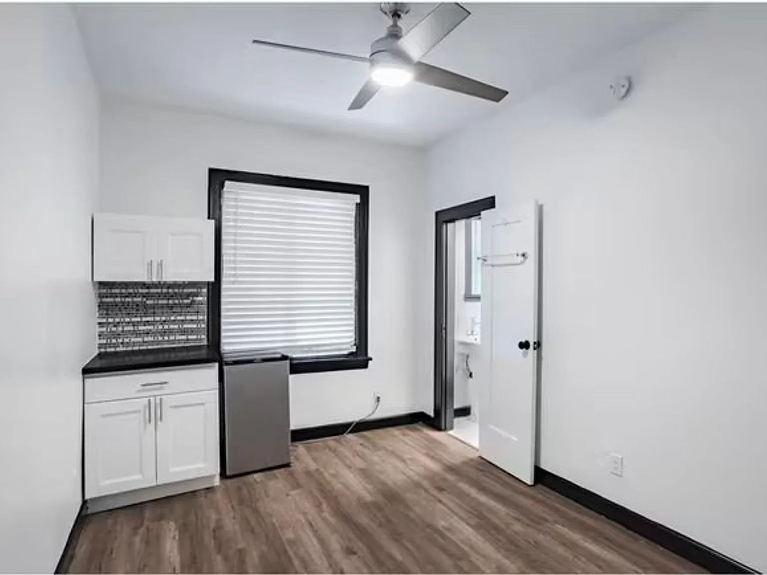 St. Moritz Apartments — Photo 4