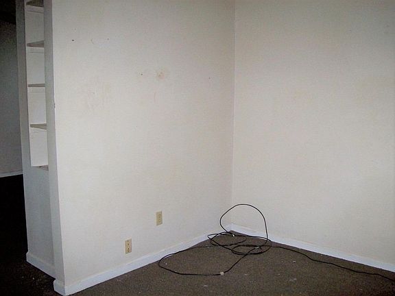 3rd image of 418 Holmes St