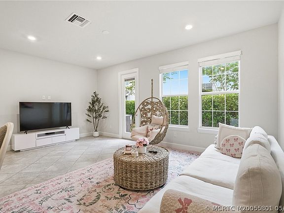 4th image of 1871 SE Tarni Way